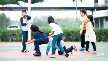 Bangi, Malezya - 10 Temmuz 2019: Çocuklar beyzbol sahasında mutlu bir şekilde oynuyorlar. Toplum çocukları birlikte oynuyorlar..