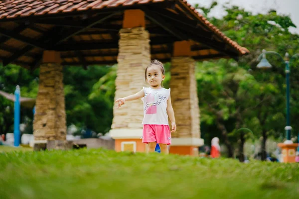 Baba ve şirin küçük Asyalı 2 - 3 yaşında küçük bir kız bebek