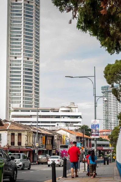 Georgetown Penang - 26 Nisan 2019: Şehirde yürüyen insanlar eski binaların güzelliklerini keşfediyorlar.