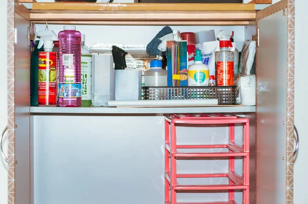 Kuala Lumpur, Malezya - Haziran 2019: Ev dolap çekmecesini sabit olarak açtı. Düzenleme ve azaltma.