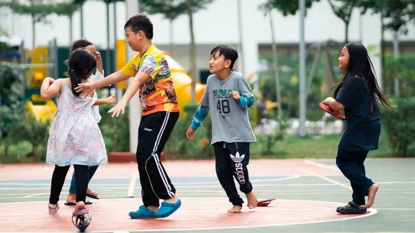 Bangi, Malezya - 10 Temmuz 2019: Çocuklar beyzbol sahasında mutlu bir şekilde oynuyorlar. Toplum çocukları birlikte oynuyorlar..