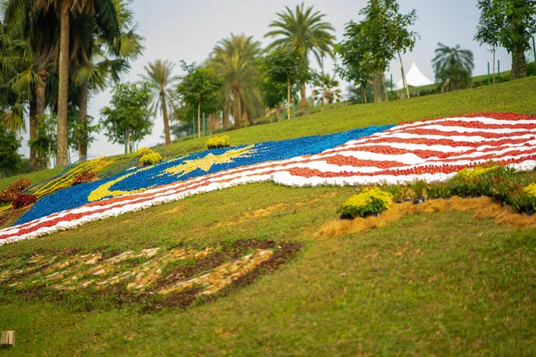 Malajziai Zászlók Készült Újrahasznosított Palackok Feküdt Földön Kertben — Stock Fotó