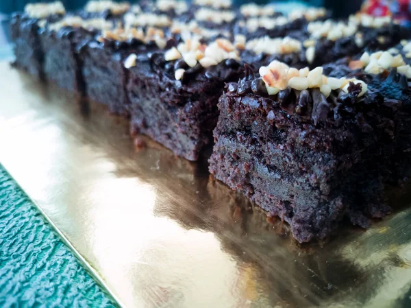 Çikolatalı kek Brownie Squares Çikolatalı Nutella ve Cevizli. Yakın görünüm, seçici odak