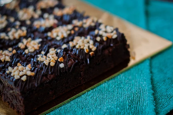 Çikolatalı kek Brownie Squares Çikolatalı Nutella ve Cevizli. Yakın görünüm, seçici odak