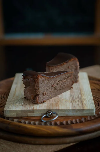 Pastel Queso Chocolate Quemado Sobre Fondo Madera Marrón Selectivo — Foto de Stock