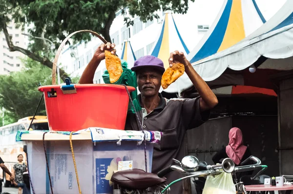 Georgetown Penang Kwietnia 2019 Lokalny Jastrząb Sprzedający Smażone Gigantyczne Currypuff — Zdjęcie stockowe