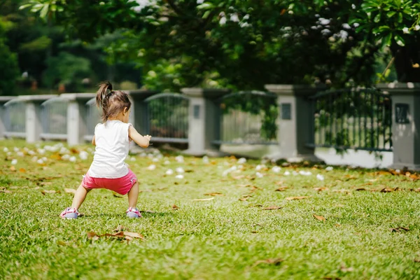 Baba ve şirin küçük Asyalı 2 - 3 yaşında küçük bir kız bebek