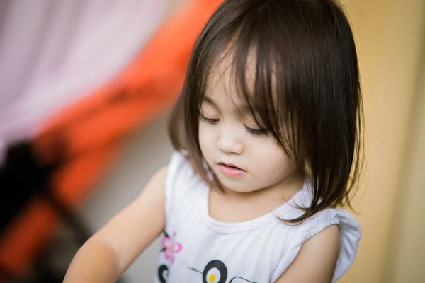 Asiatisches Kleinkind Spielt Hause — Stockfoto