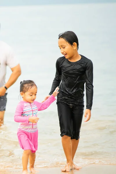 Família Asiática Feliz Com Little Kid Divertindo Praia Família Alegre — Fotografia de Stock