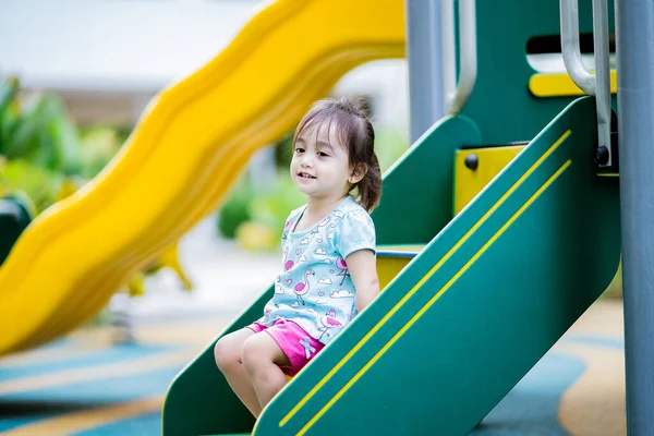 Bebeklerin oynadığı renkli açık hava oyun alanı.