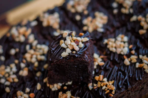 Çikolatalı kek Brownie Squares Çikolatalı Nutella ve Cevizli. Yakın görünüm, seçici odak