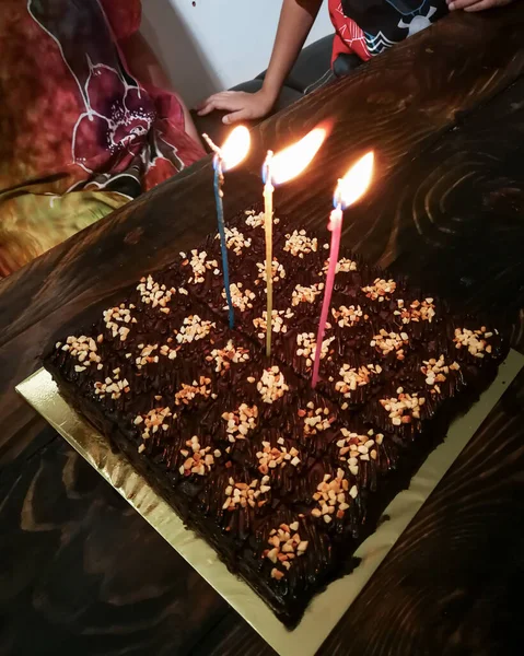 アーモンドブラウニーの誕生日ケーキ 自宅でお祝い — ストック写真