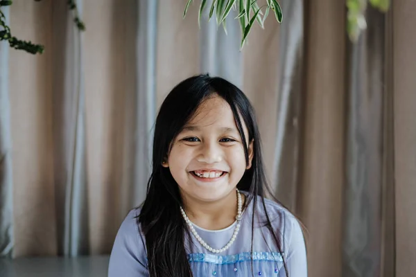Retrato Sul Asiático Menina Com Cabelos Longos Sorrisos Malásia — Fotografia de Stock