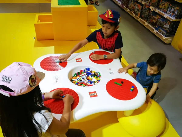 マレーシアのプトラジャヤ 2019年4月19日 Ioiモールのレゴ店の子供たち — ストック写真