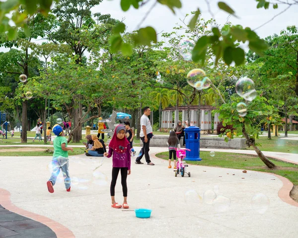 Bangi, Malezya - 6 Ekim 2019: Aileler sabah Taman Tasik Cempaka bahçe parkında eğleniyor.