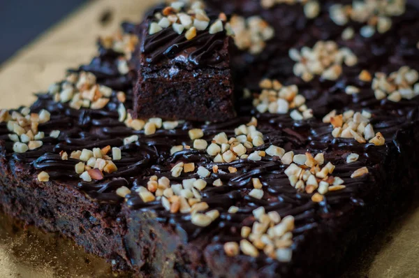 Chocoladetaart Brownie Squares Besprenkeld Met Chocolade Nutella Walnoten Close Upvisie — Stockfoto