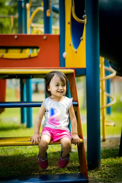 Baba ve şirin küçük Asyalı 2 - 3 yaşında küçük bir kız bebek