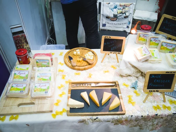 Serdang, Malezya - 30 Ağustos 2019: Minggu Usahawan Ulusal Sergisi 'nde helal peynir sergileniyor. Bu karnaval, Malezya' nın dört bir yanındaki yerel halkın ürünlerini sergilemek ve pazarlamak için düzenlenecek..