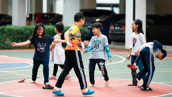 Bangi, Malezya - 10 Temmuz 2019: Çocuklar beyzbol sahasında mutlu bir şekilde oynuyorlar. Toplum çocukları birlikte oynuyorlar..