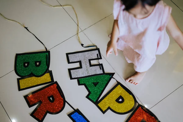 Banner Soletrando Feliz Aniversário Chão Com Criança Sentada Lado Dele — Fotografia de Stock