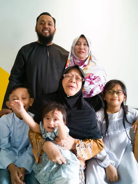 Família Muçulmana Fazendo Retrato Manhã Hari Raya — Fotografia de Stock