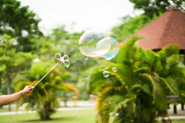 Parkta el sabun köpüğü oynuyorum..