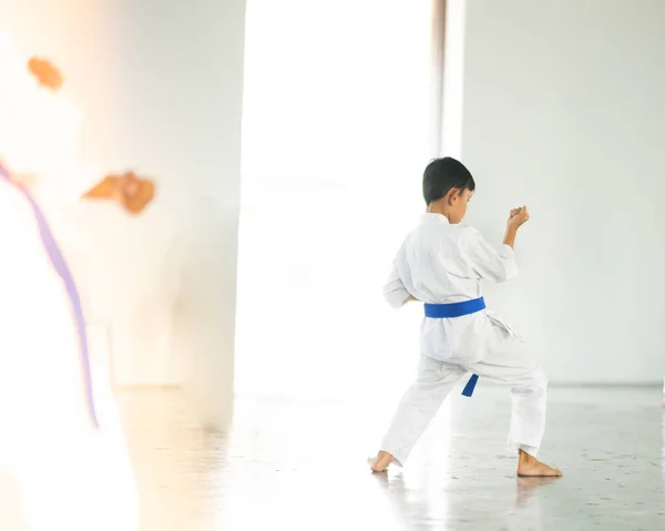 Ung Pojke Blå Bälte Träning Karate — Stockfoto