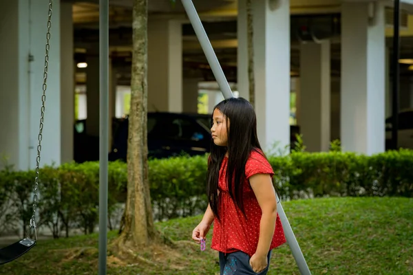 Çocuk parkındaki Asyalı çocuklar. Oyun, eğlence, mutluluk ve heyecan konsepti.