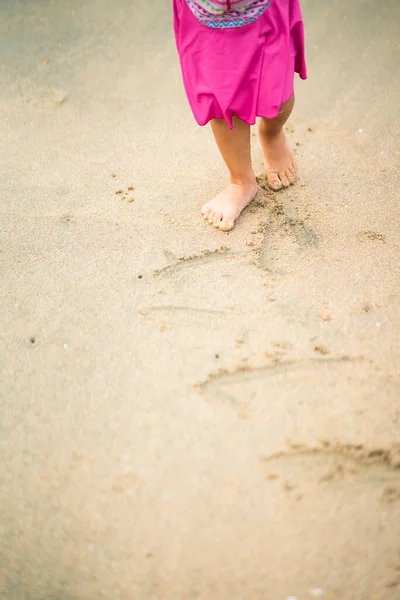 Sahilde eğlenen küçük çocukla mutlu bir Asyalı aile. Neşeli Aile. Seyahat ve Tatil