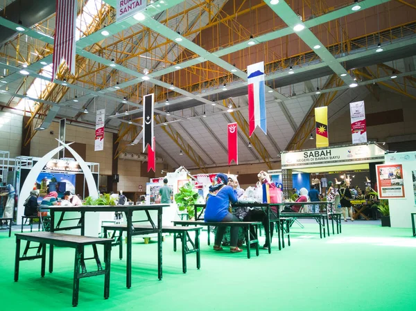 Serdang, Malezya - 30 Ağustos 2019: Maeps 'te Minggu Usahawan Nasional 2019' a katılan insanlar Bu karnaval Malezya yerlilerinin ürünlerini sergilemek ve pazarlamak için.