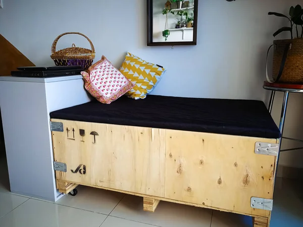 Büyük kargo ahşap sandığı bir dairedeki endüstriyel iç tasarıma uysun diye kanepeye yerleştirilmiş..