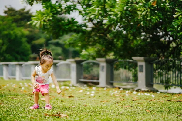 Baba ve şirin küçük Asyalı 2 - 3 yaşında küçük bir kız bebek