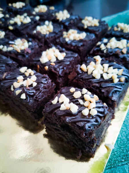 Çikolatalı kek Brownie Squares Çikolatalı Nutella ve Cevizli. Yakın görünüm, seçici odak