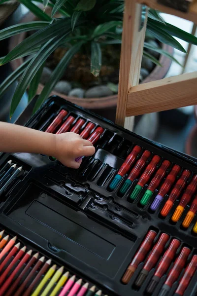 Masa başı görünümünde malzemeler, okul yaratıcı işleri için yaratıcı araçlar, boyama kağıtları, boya fırçaları kalem boyaları, resim malzemeleriyle arka plan,