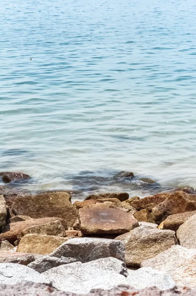 Kayalık sahil ve su.