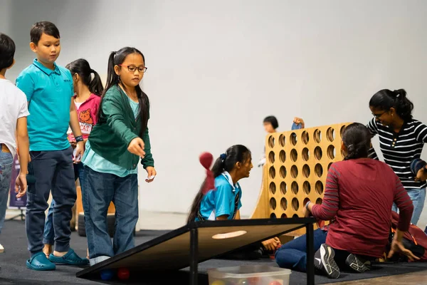 マレーシアのクアラルンプール 2019年9月14日 マレーシア国際貿易展示センター Mitec社 のマレーシアデジタルフェアで科学技術機器を試している子供たち — ストック写真