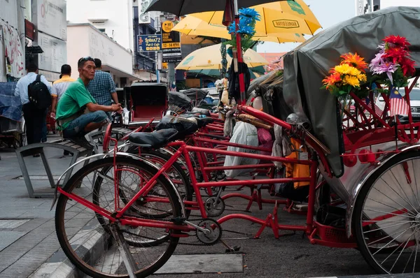 Georgetown Penang - 25 Nisan 2019: Eski Trishaw durağı servis yolcuları için yol kenarında