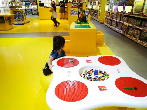 Putrajaya, Malezya - 19 Nisan 2019: IOI AVM 'deki Lego Mağazasındaki Çocuklar.