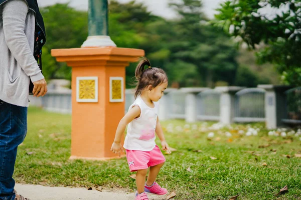 Baba ve şirin küçük Asyalı 2 - 3 yaşında küçük bir kız bebek