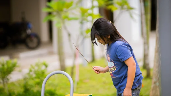 公園では長髪の若いアジア系の女の子が遊んでいる ビュー — ストック写真