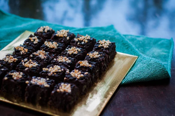 Çikolatalı kek Brownie Squares Çikolatalı Nutella ve Cevizli. Yakın görünüm, seçici odak