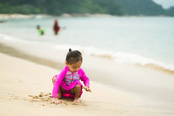 Pouco Menina Asiática Jogando Praia Férias Relaxar Conceito — Fotografia de Stock