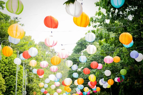 Linterna Papel Colores Colgando Con Árboles Cielo Fondo — Foto de Stock