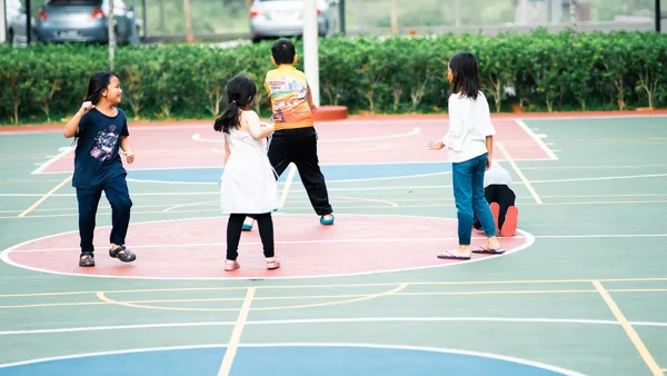 Bangi Μαλαισία Ιουλίου 2019 Παιδιά Παίζουν Χαρούμενα Στο Γήπεδο Μπάσκετ — Φωτογραφία Αρχείου