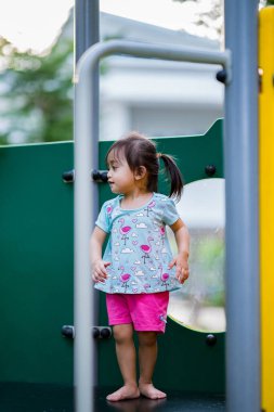 Bebeklerin oynadığı renkli açık hava oyun alanı.