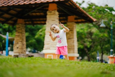 Baba ve şirin küçük Asyalı 2 - 3 yaşında küçük bir kız bebek