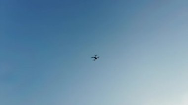 Düşük açılı İHA gökyüzünde uçuyor