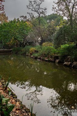 Çin 'in Wuxi şehrinde sonbaharda akan huzurlu nehir..
