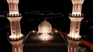 Seremban, Malezya - Şubat 2024. Gece camisi Mescid-i Sri Sendayan 'a doğru ilerleyen hava manzarası..