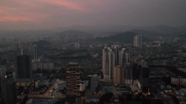 Gün batımında Ampang bölgesinin aşağı doğru görüntüsü